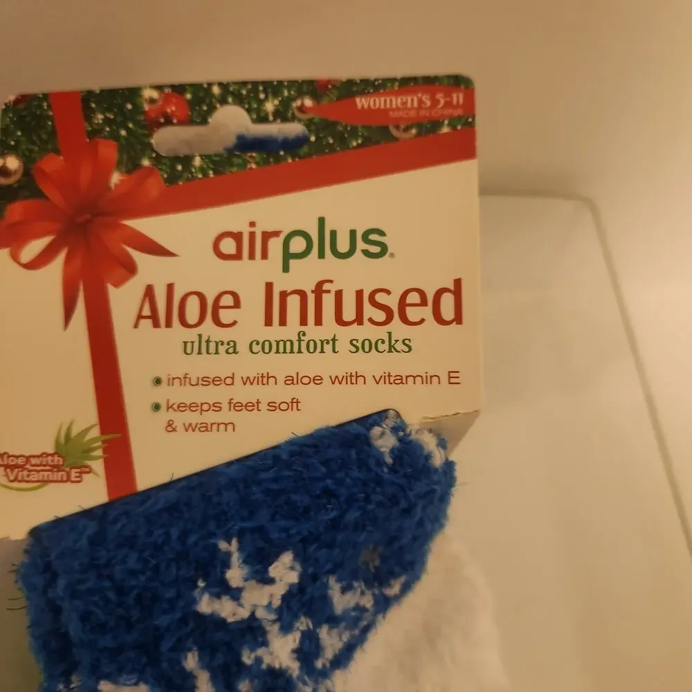 NIP Christmas Air Plus Aloe Infused Plush Socks Size 5-11